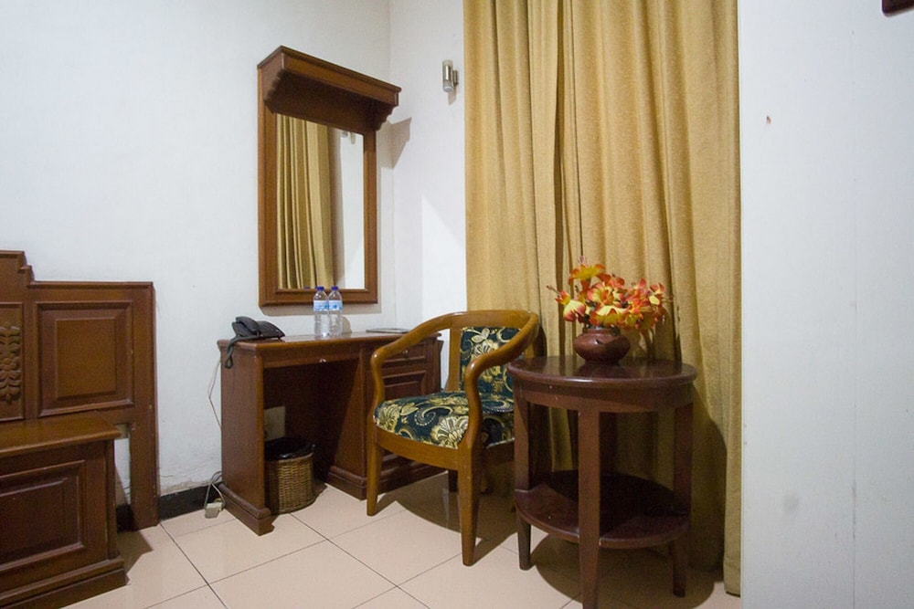 RedDoorz near Pantai Falajawa Ternate 8/29