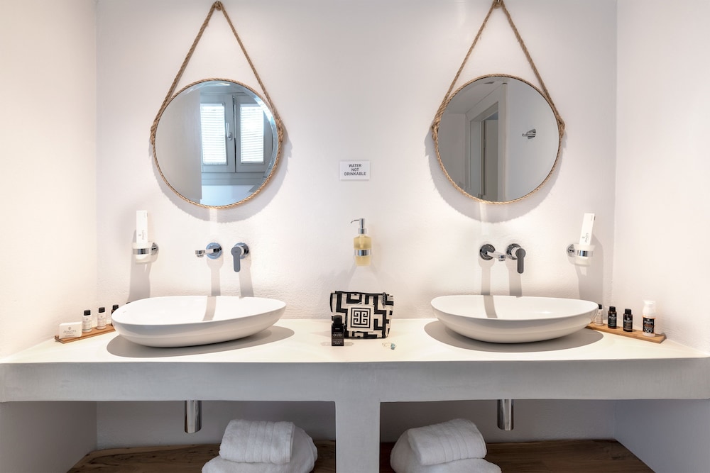 Paros Comfy Suites 48/50