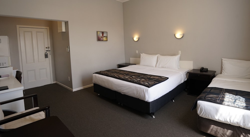 STUDIO, 1 KING AND 1 SINGLE BEDS