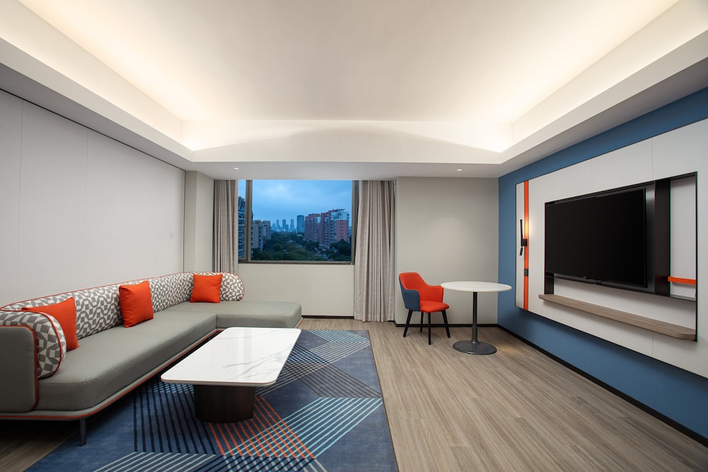 Holiday Inn Express Shanghai Gumei 36/56