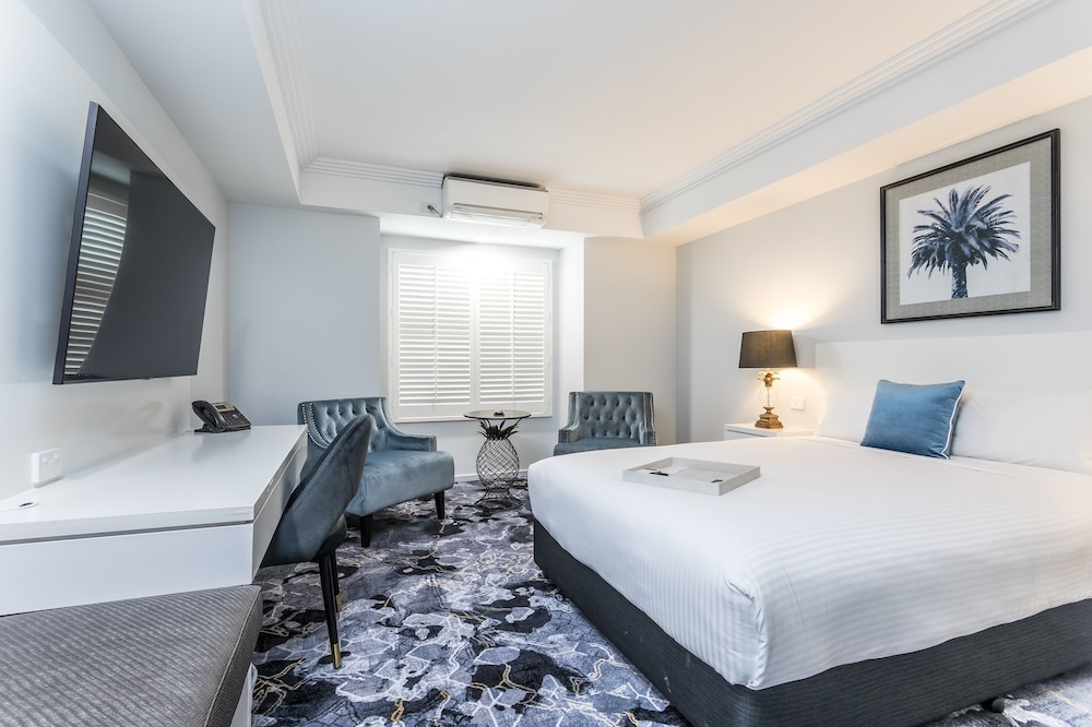 SUPERIOR, QUEEN BED