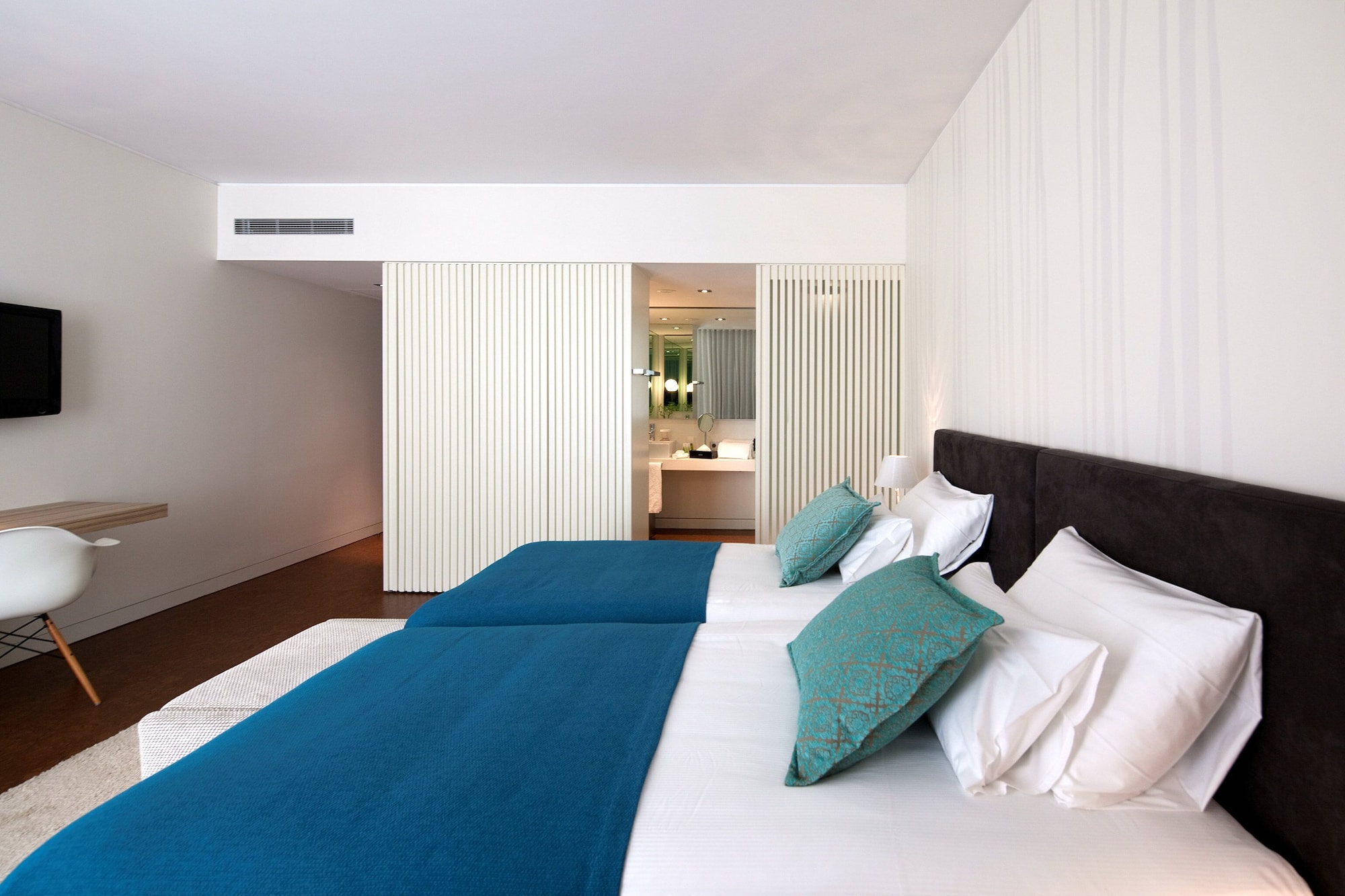 DELUXE, TWIN BEDS