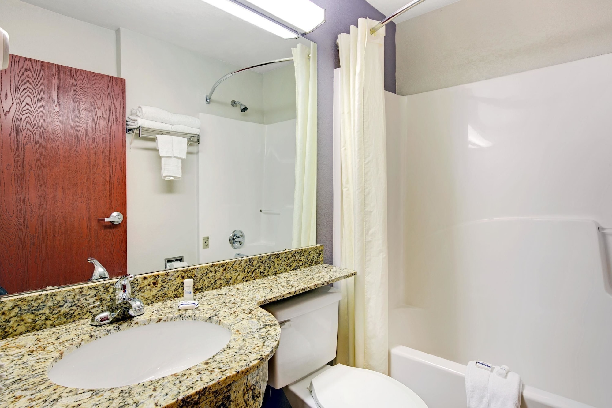 Room, 2 Queen Beds, Microtel Inn & Suites by Wyndham Cherokee 2/2