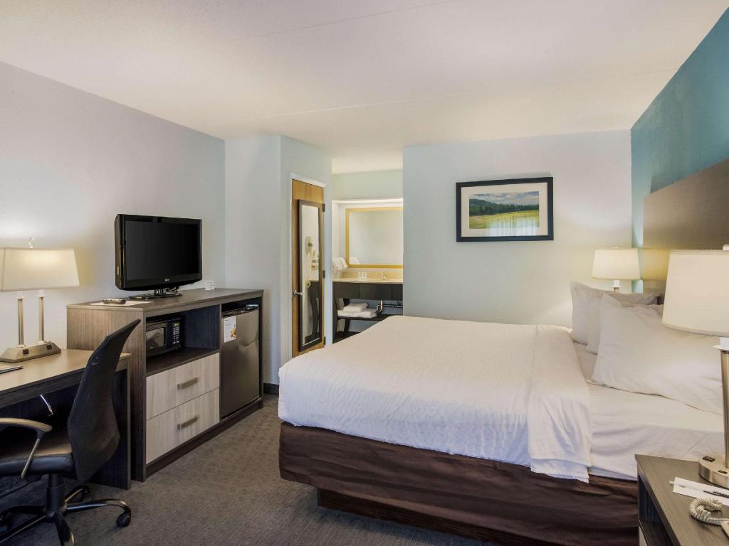 غرفة بسرير كينج مع أريكة، Clarion Inn Cleveland near University 8/10