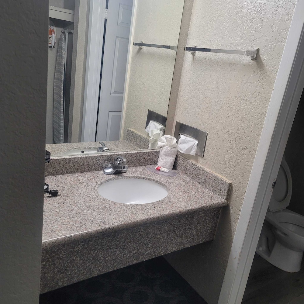 Travelodge by Wyndham San Antonio Downtown Northeast 32/35