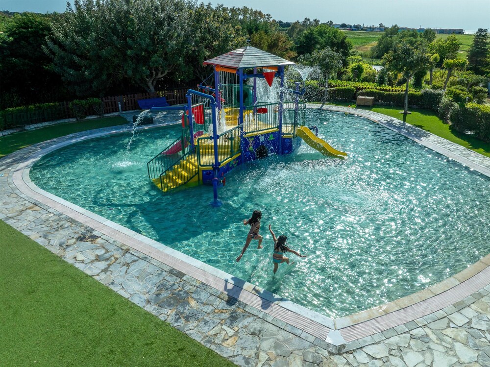 Neptune Luxury Resort 72/78
