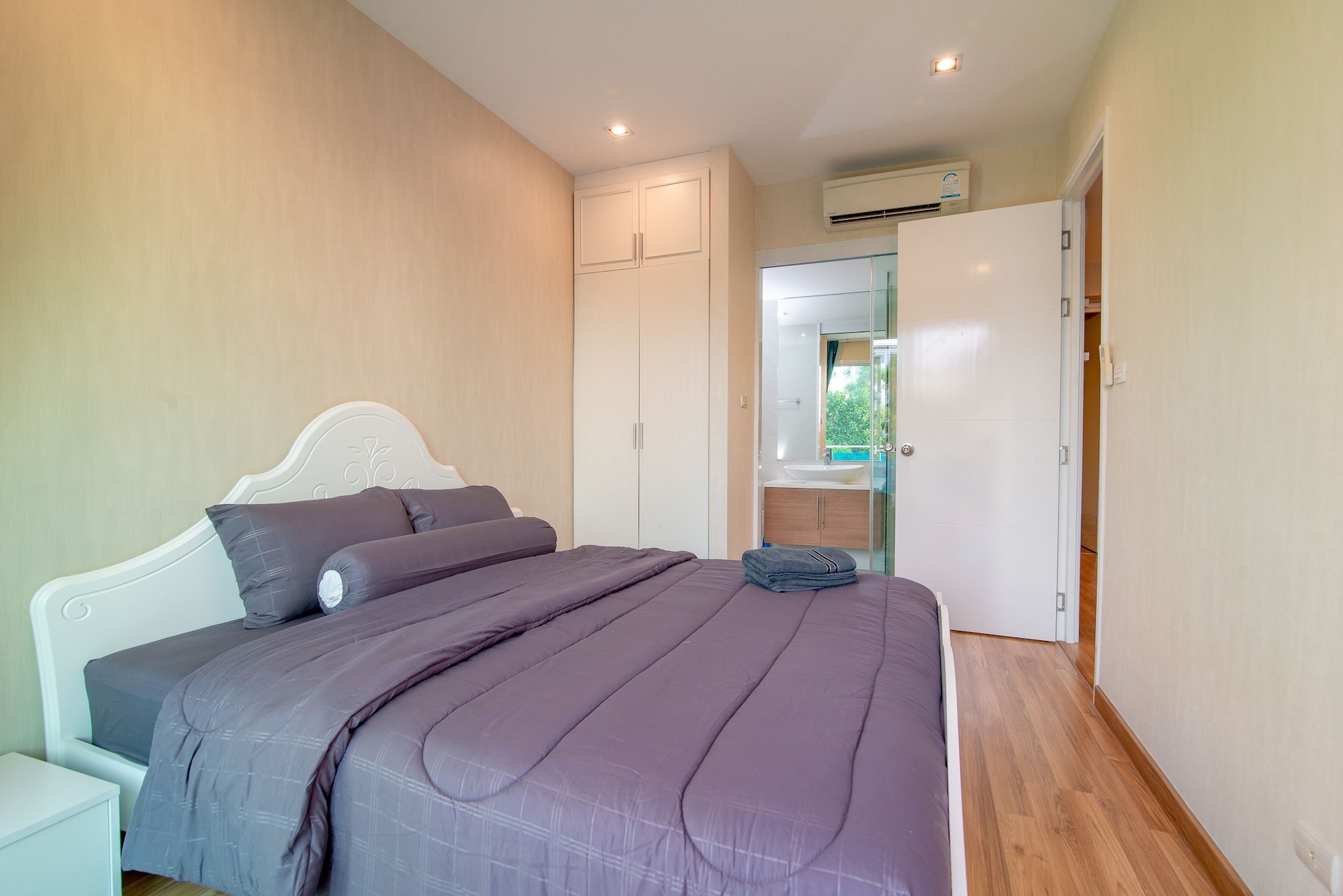 2 BEDROOMS, SIGNATURE, APARTMENT, KITCHENETTE