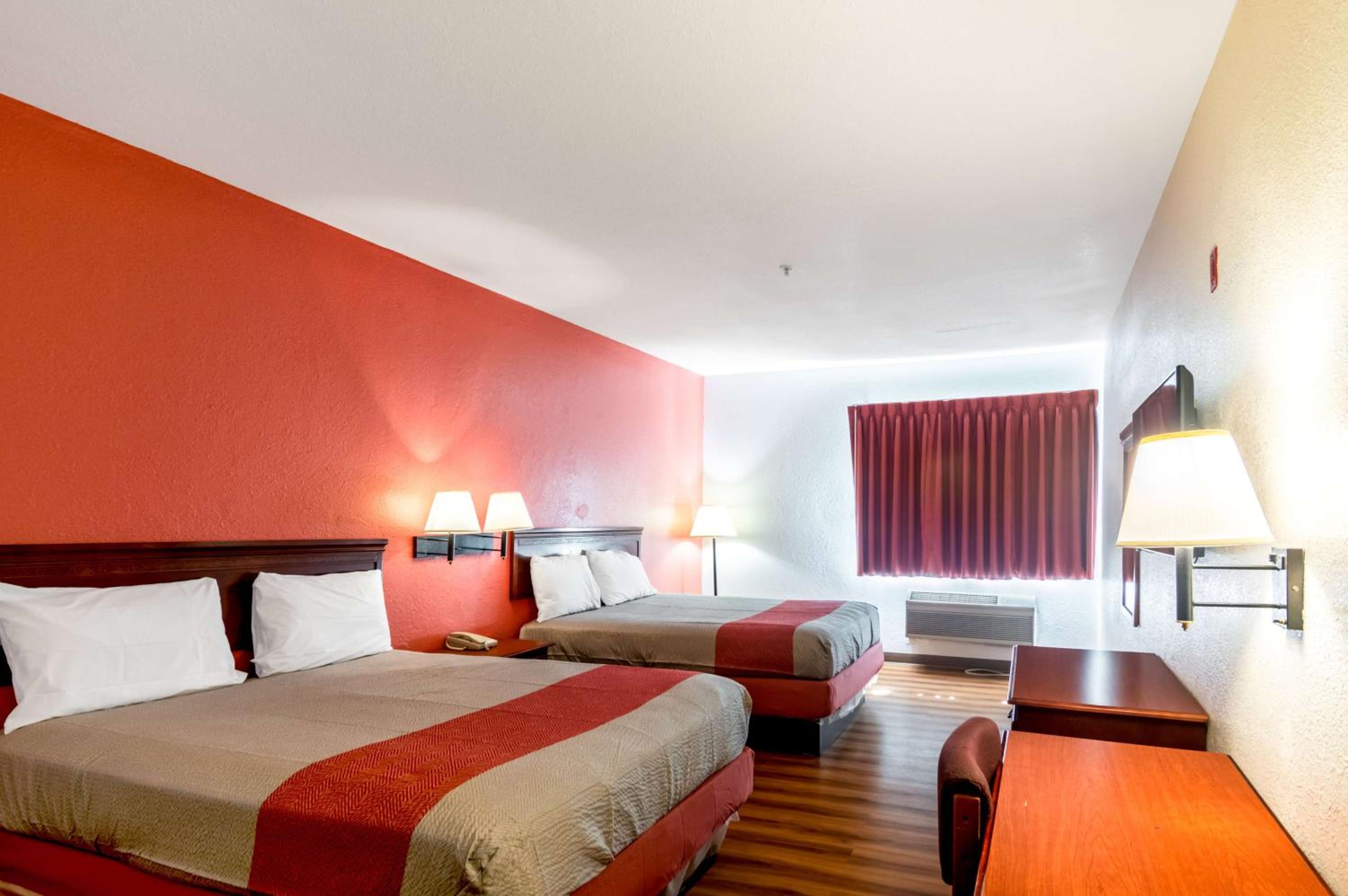 SUITE, QUEEN BED, SMOKING