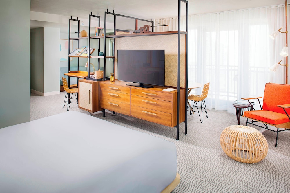DELUXE, SUITE, KING BED, BALCONY, CORNER