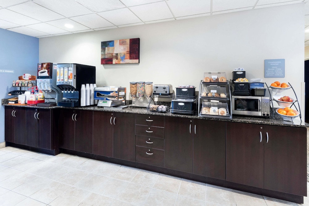 Microtel Inn And Suites Baton Rouge Airport 16/27