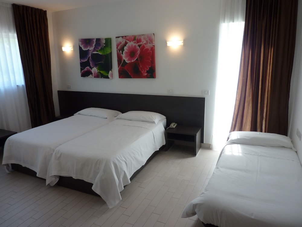 ROOM, QUADRUPLE, 4 BEDS