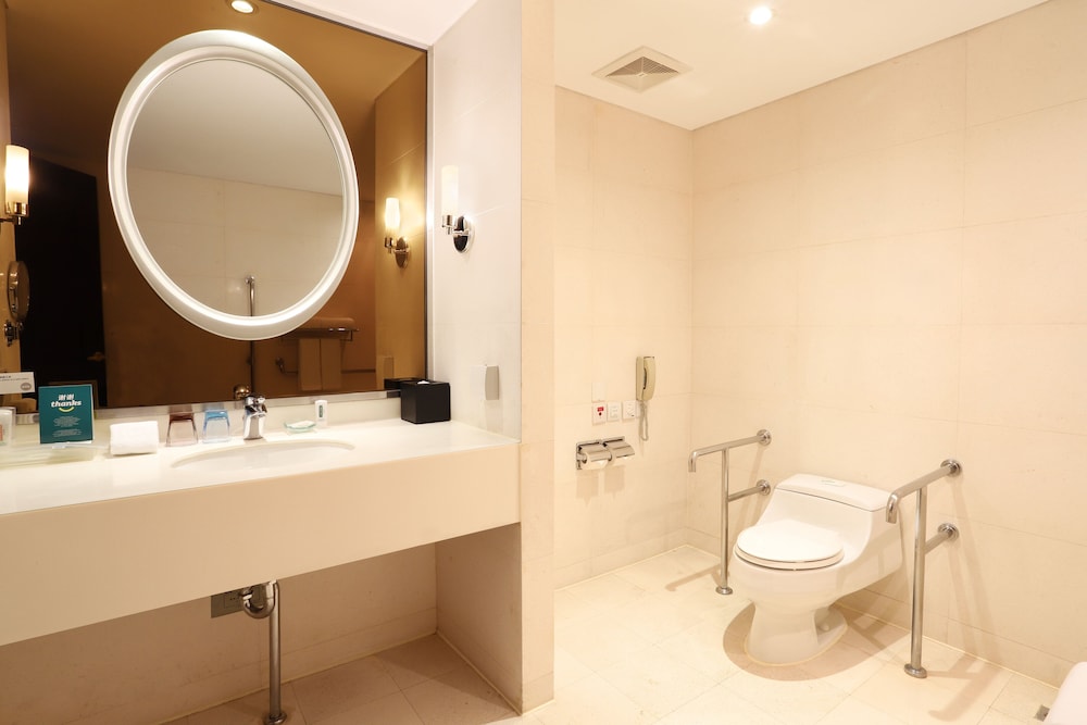 Holiday Inn Shanghai Pudong Nanpu 28/76