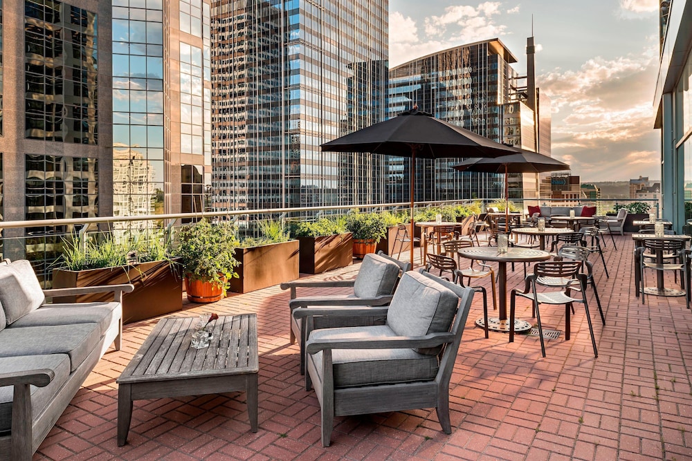 Sheraton Suites Calgary Eau Claire 23/52
