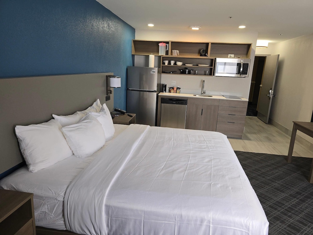 Room, King Bed, Kitchenette