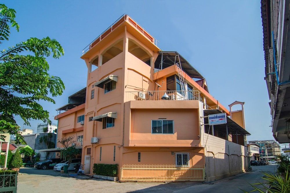 OYO 534 Phasuk Hotel in PRANBURI