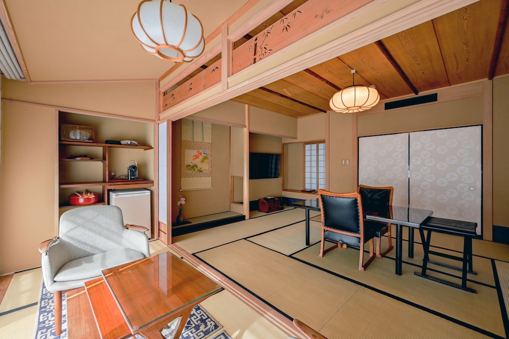 Interior, Japanese Western, Twin Beds, Indoor Hot Spring Bath, Smoking, Yugawara Fukiya 2/3