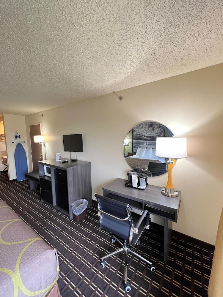 Super 8 by Wyndham Watertown WI 34/49