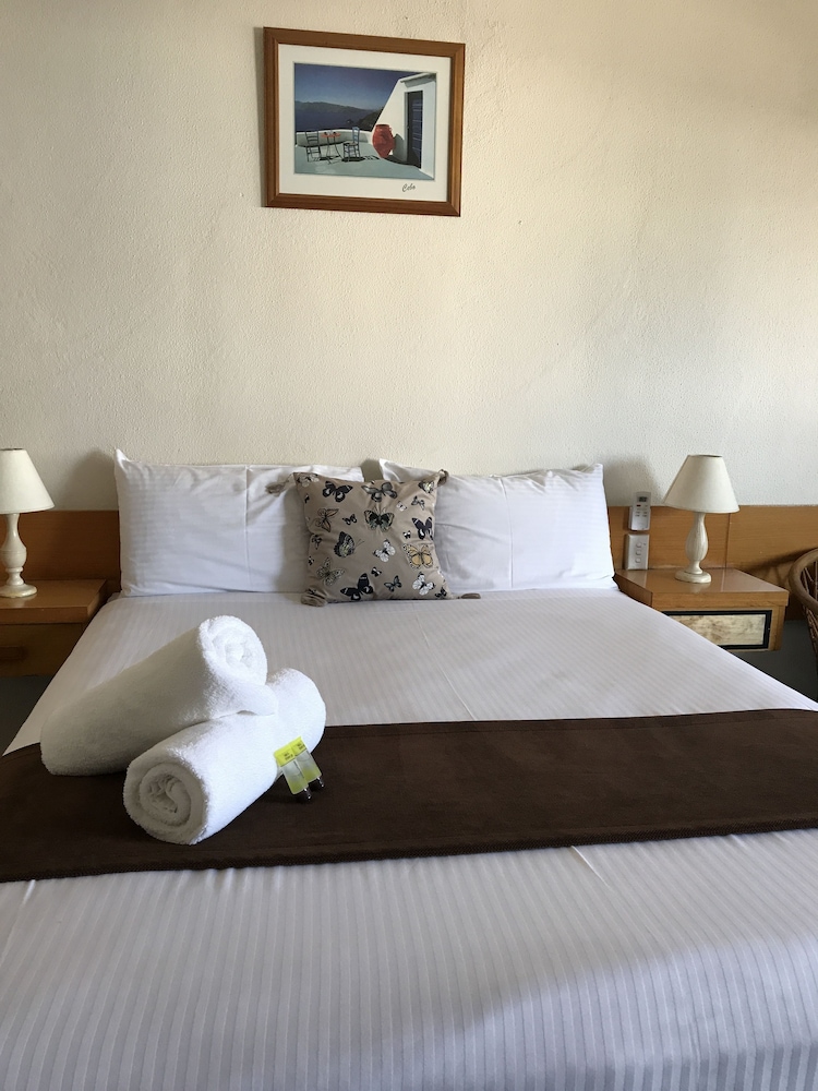 TROPICAL GATEWAY MOTOR INN 33/62
