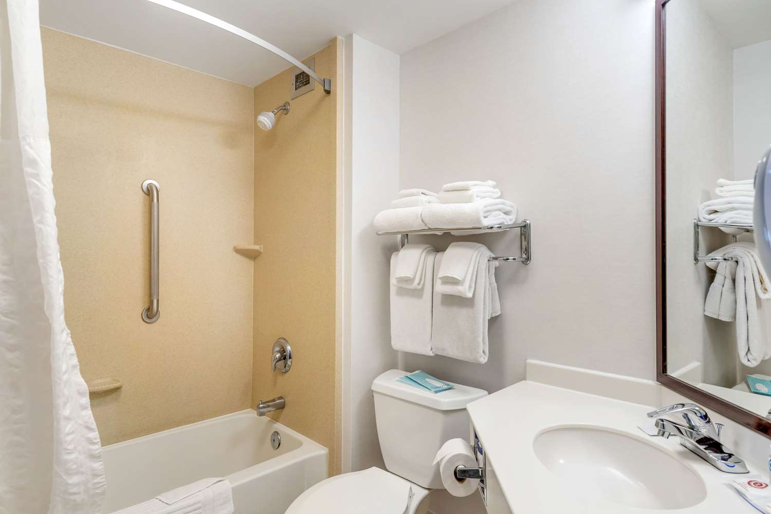 غرفة بسريرين كوين، Comfort Inn & Suites Watertown - 1000 Islands 4/4