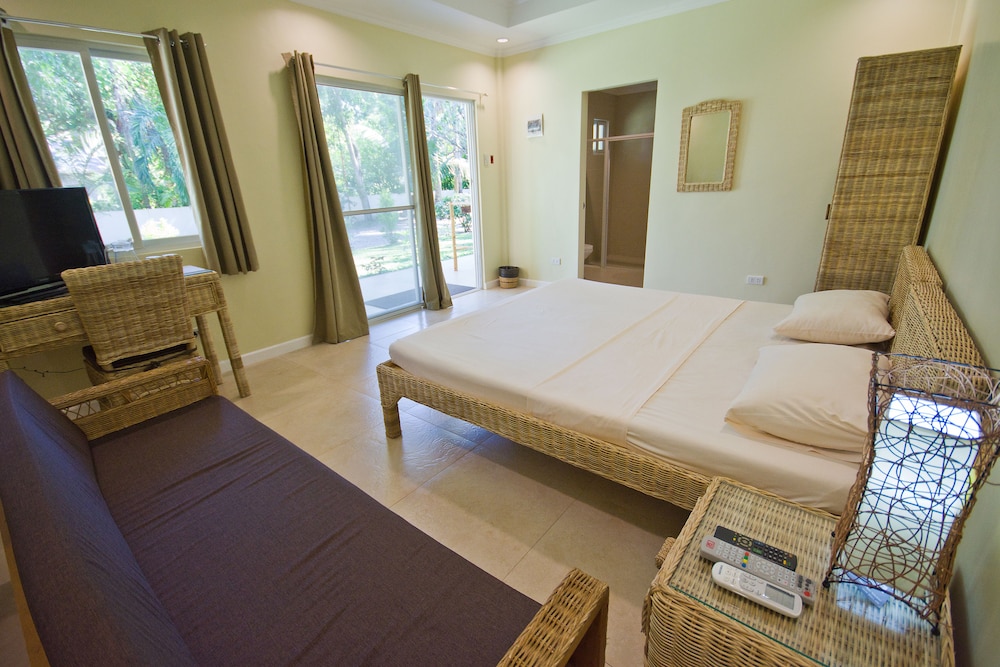Mikes Dauin Beach Resort 24/70
