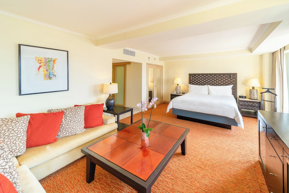 Junior Suite, King Bed, Pool View, Club Lounge Access, Top Floor