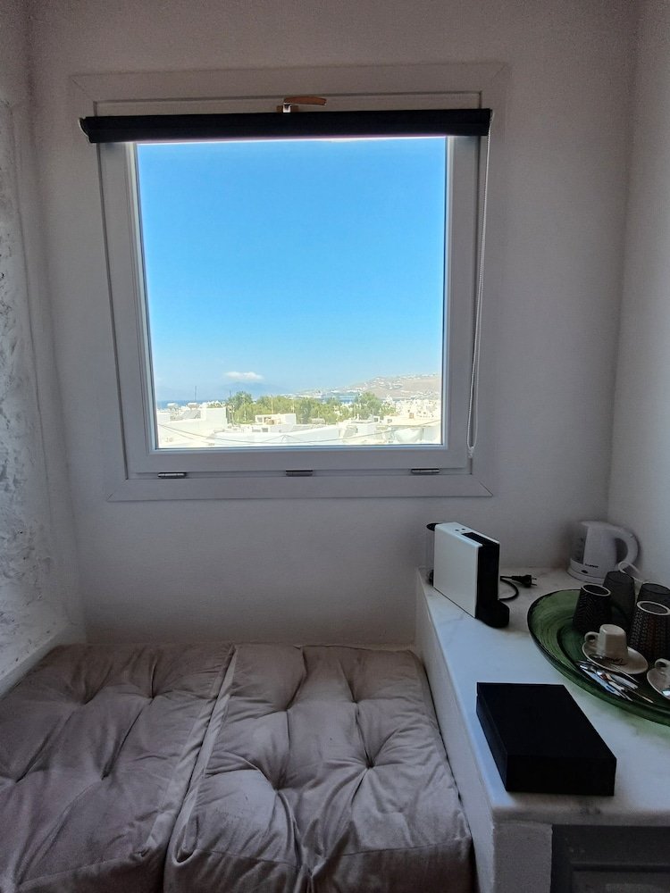 Manos Rooms 16/50