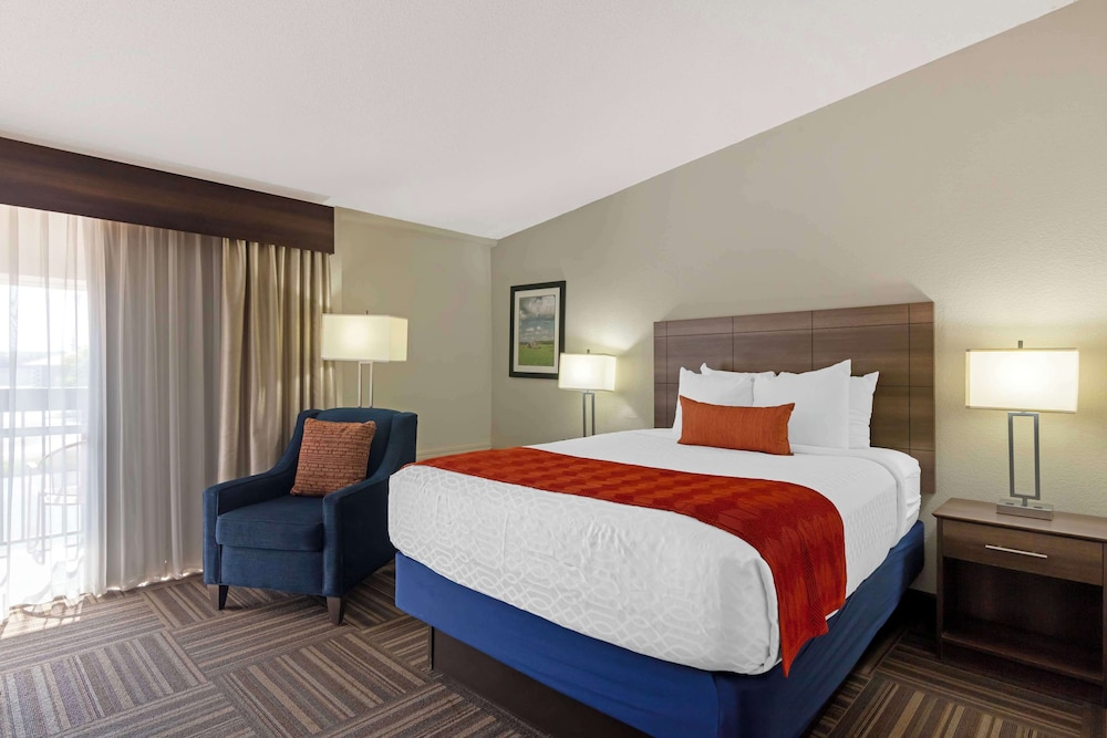غرفة قياسية بسرير كوين
