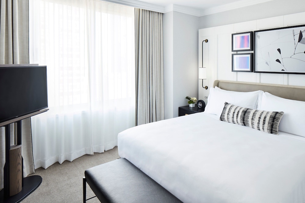 SUITE, KING BED, CITY VIEW