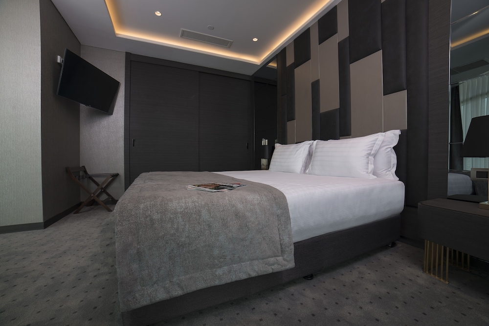 SUITE, KING BED