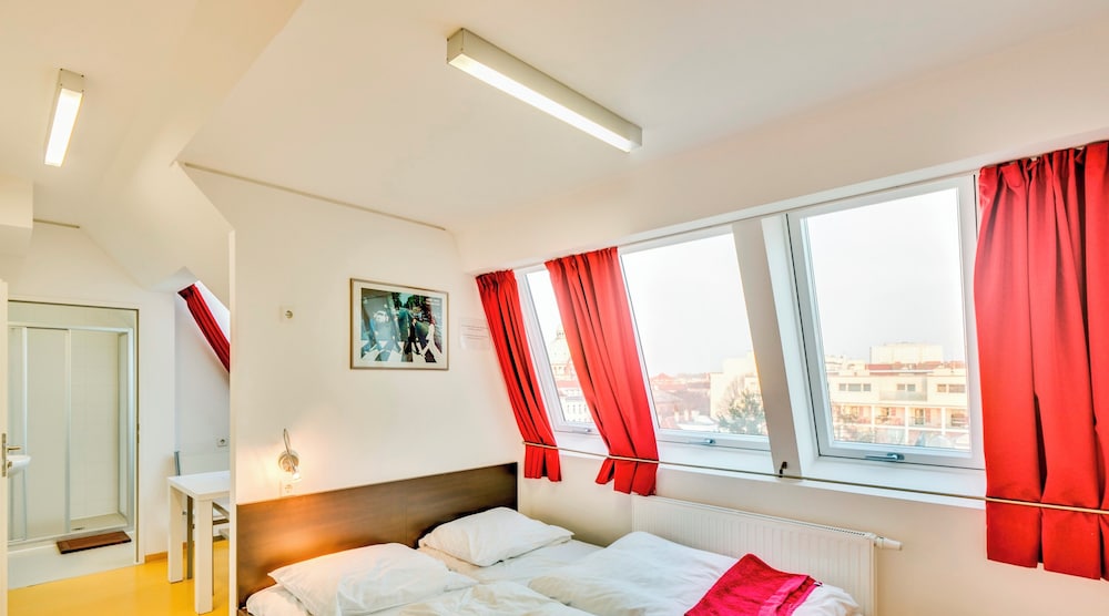 A T Holiday Hostel Wien 30/77