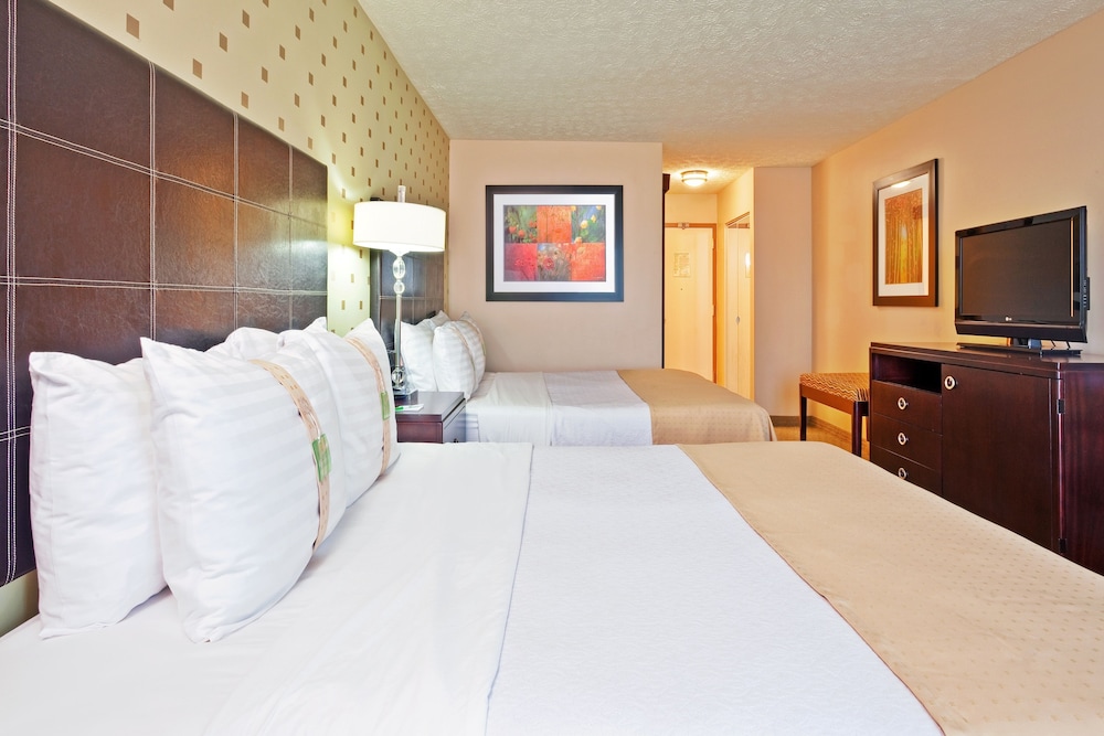 Holiday Inn Bloomington 24/53
