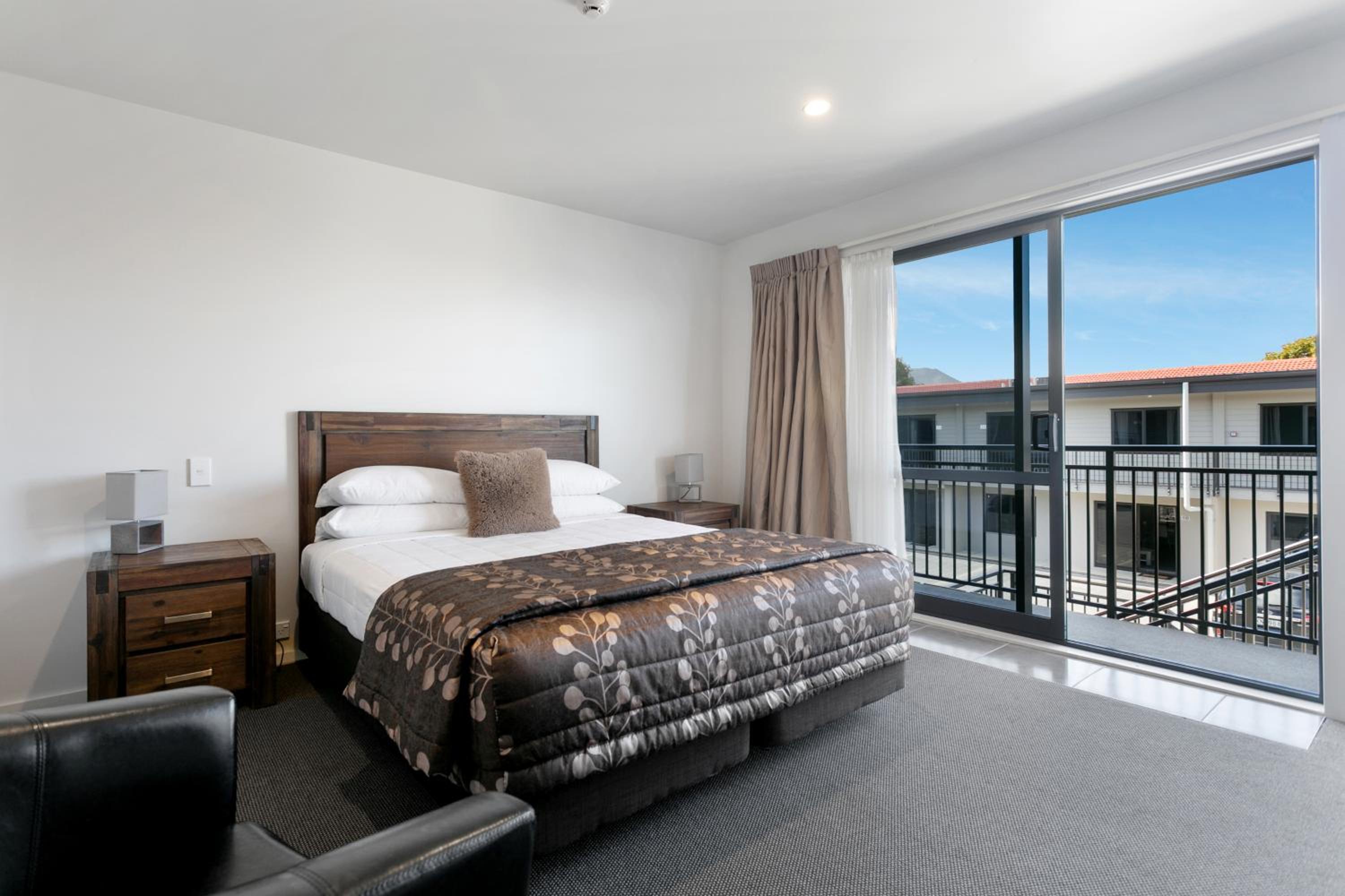 2 BEDROOMS, SUPERIOR, APARTMENT, LAKE VIEW