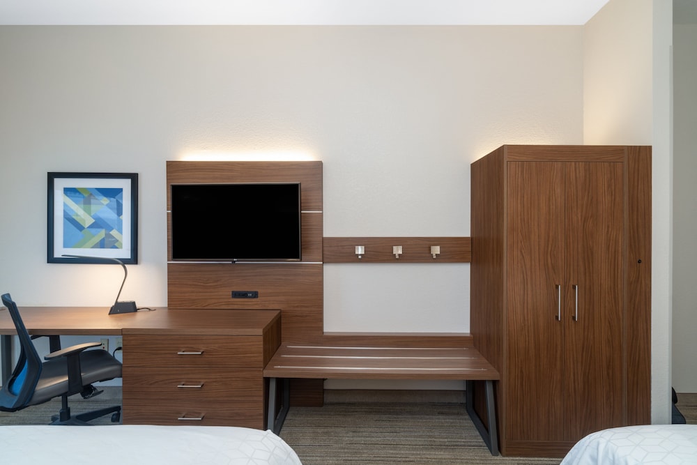 Holiday Inn Express Hotel Suites Talladega 31/34