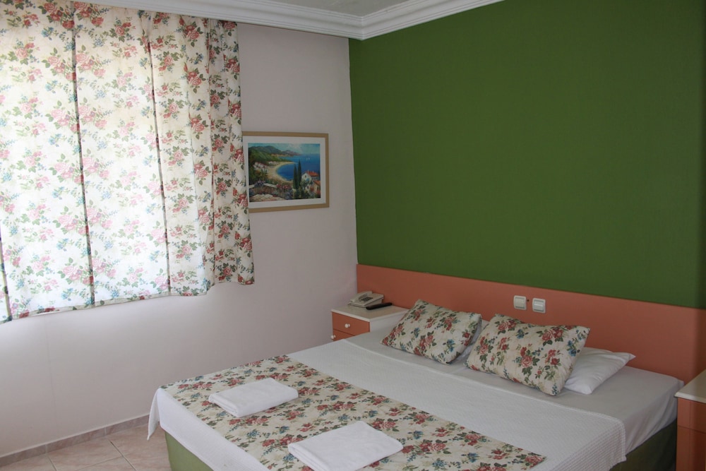 STANDARD, SEA VIEW