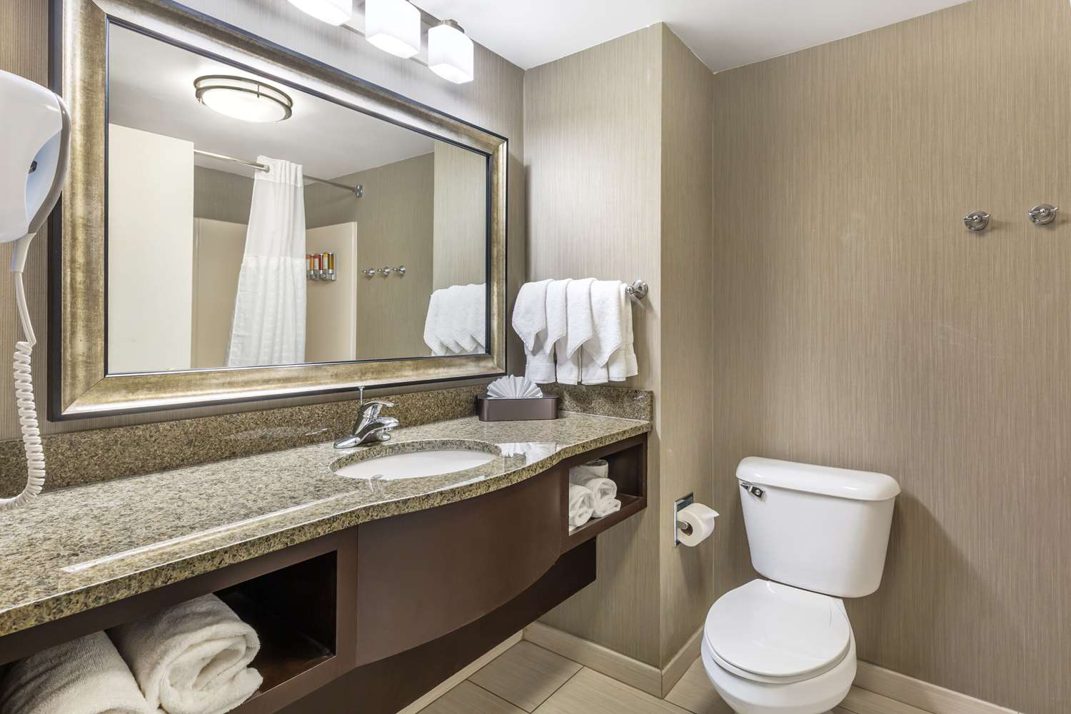 غرفة بسريرين كوين، Comfort Inn & Suites Logan International Airport 3/3