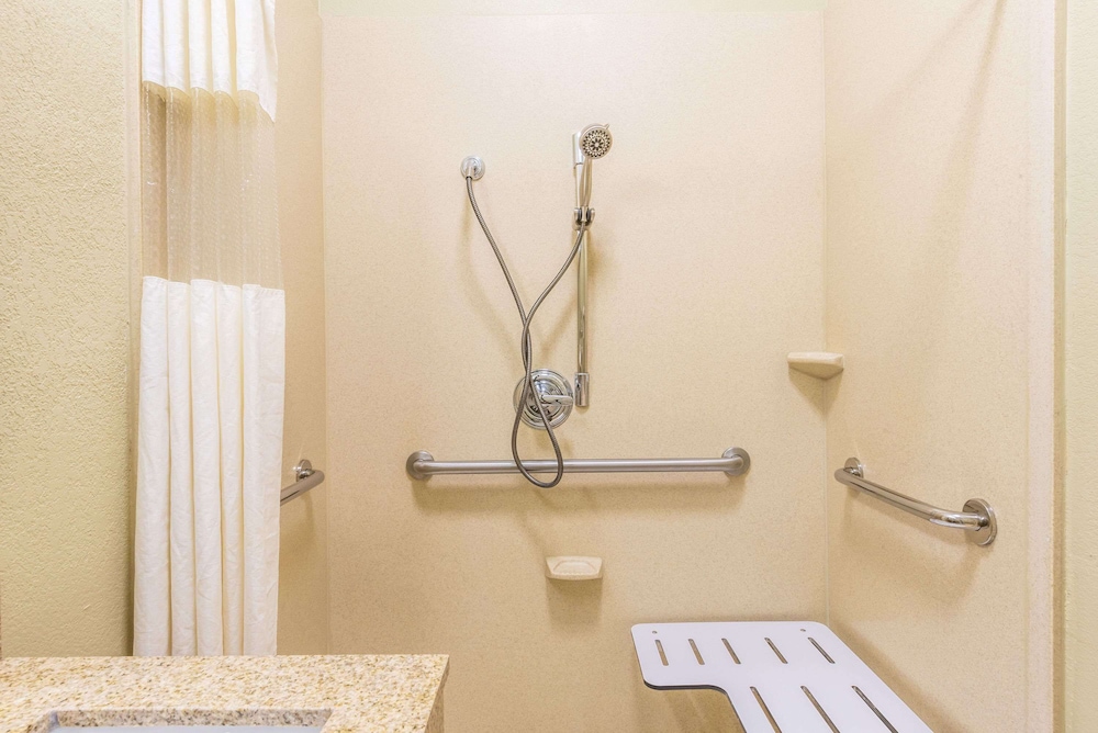 Days Inn & Suites by Wyndham Mineral Wells 36/37