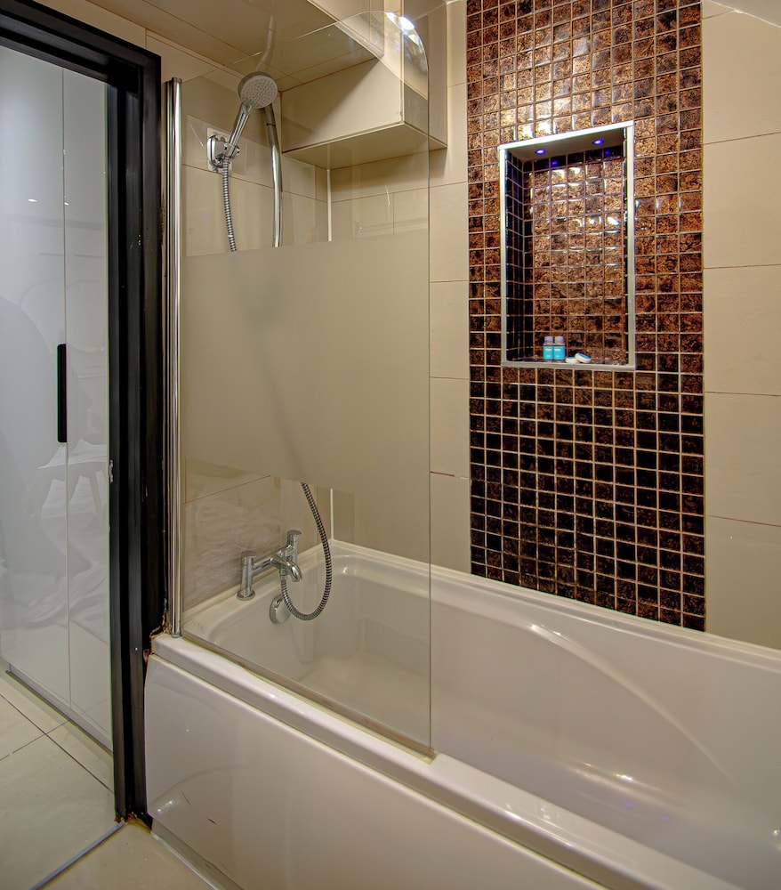 Imperial Court Suites 57/59