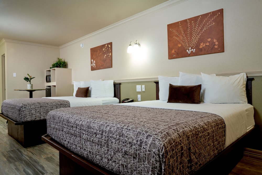DOWNSTAIRS, 2 QUEEN BEDS, MAIN BUILDING