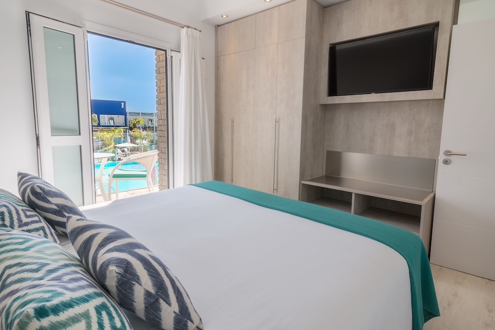 SUITE, POOL VIEW, TERRACE