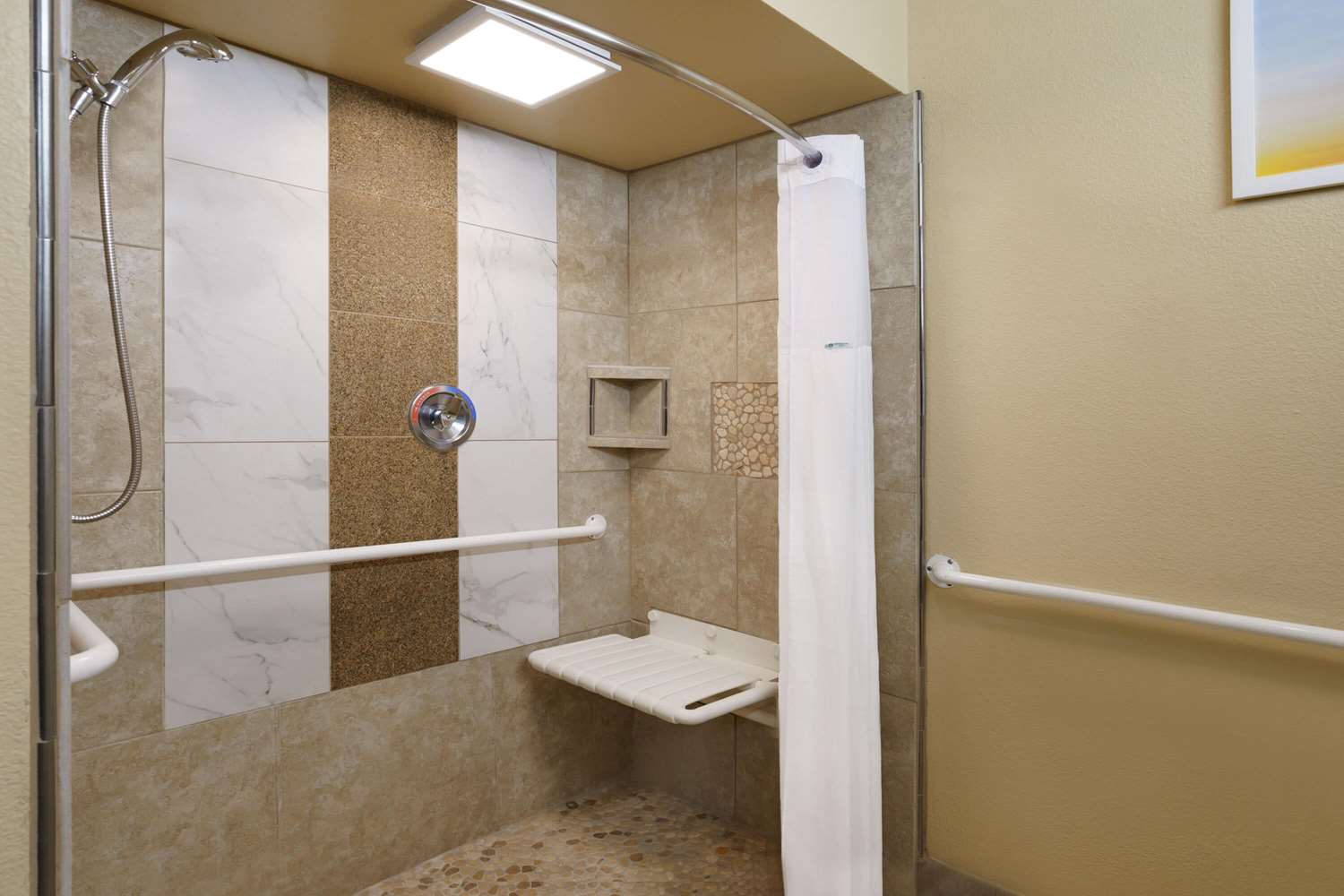 Days Inn by Wyndham Bend 48/49