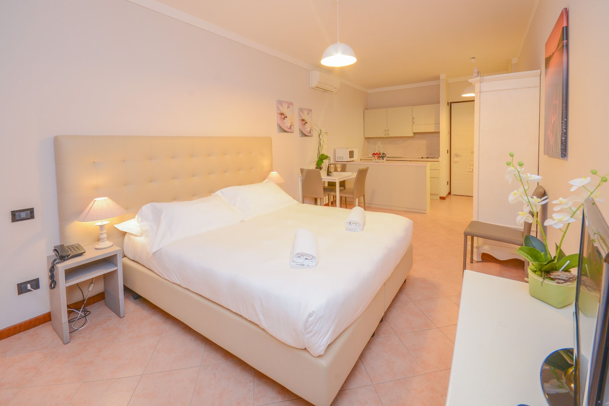 Studio, King Bed, Lake View