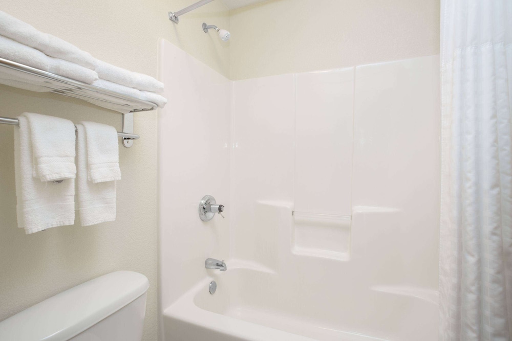 جناح استوديو سوبيريور بسرير كينج بإطلالة على المسبح، AmericInn by Wyndham Mount Pleasant 5/6