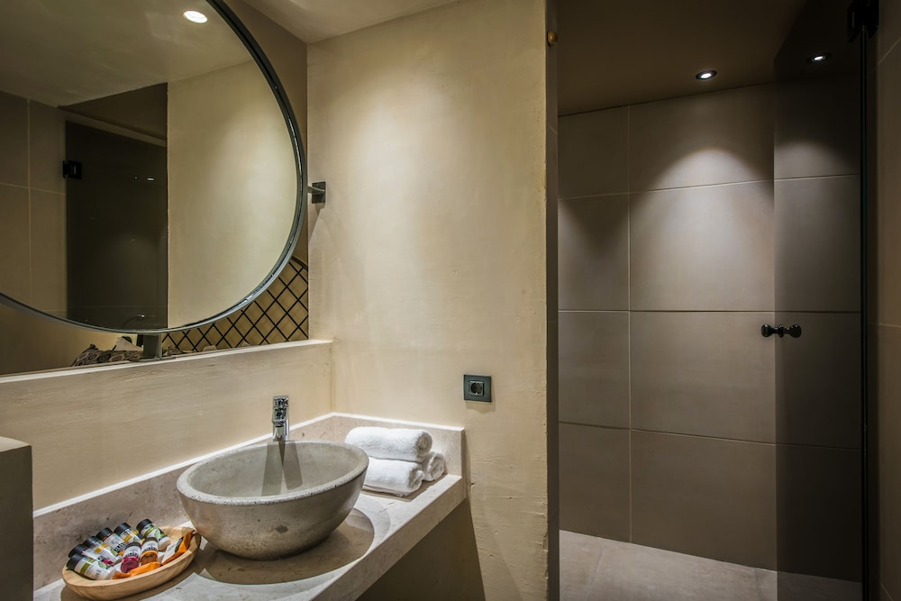 Petousis Hotel & Suites 46/50
