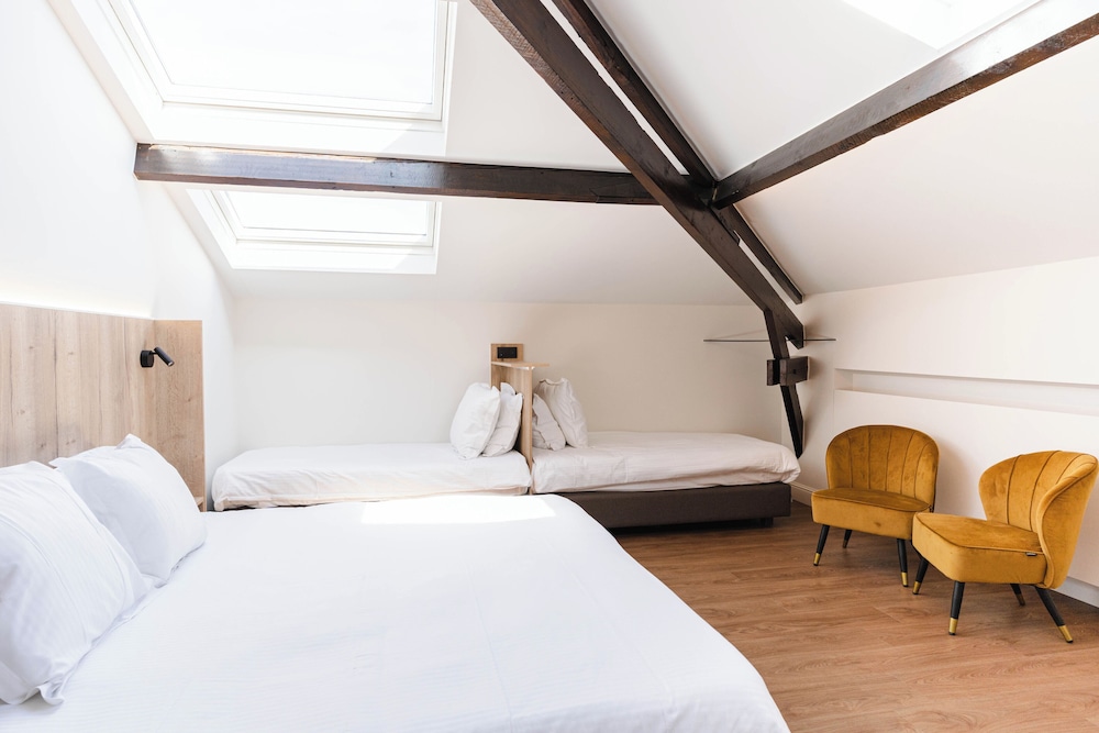 ROOM, QUADRUPLE