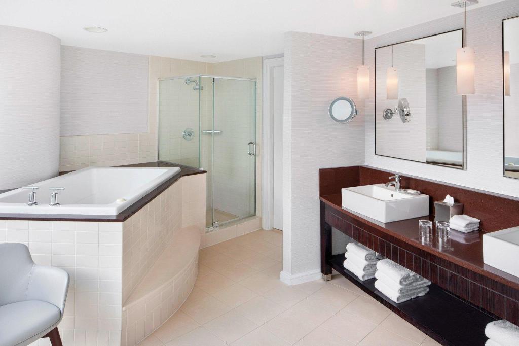 1 Bedroom, Presidential, Ambassador, Suite, King Bed, River View, Sofa, Corner, Le Meridien Arlington 5/5