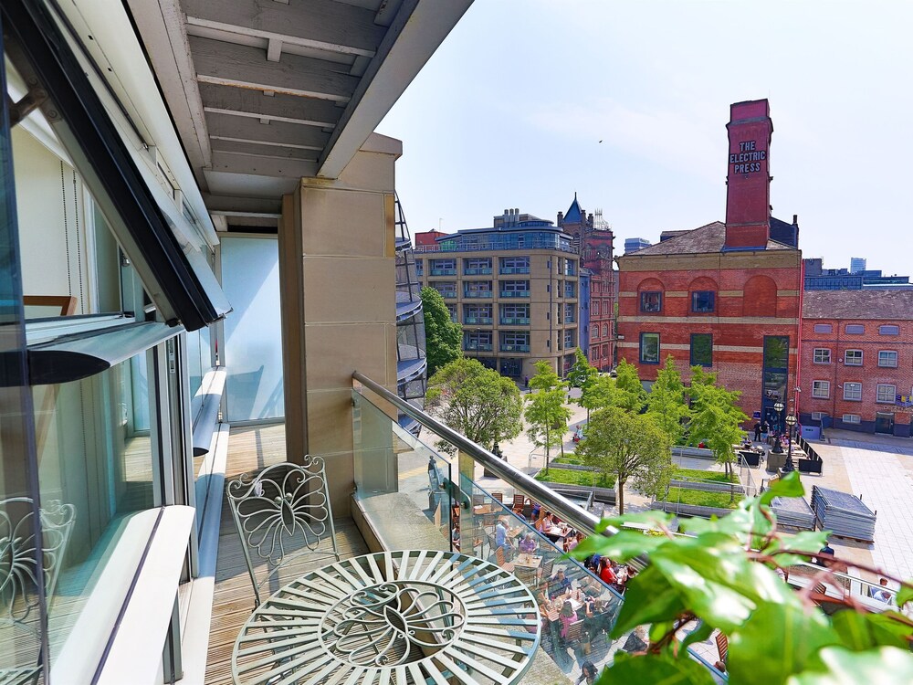 Live In Leeds Millenium Square Apartment 3/45