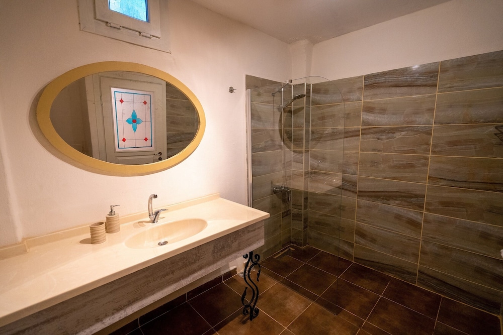 Cunda Battalos Kucuk Otel 49/50