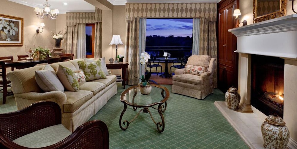Delamar Greenwich Harbor 38/58