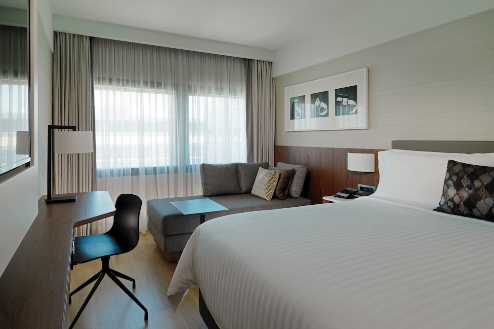 Executive, King Bed, Courtyard View, Sofa