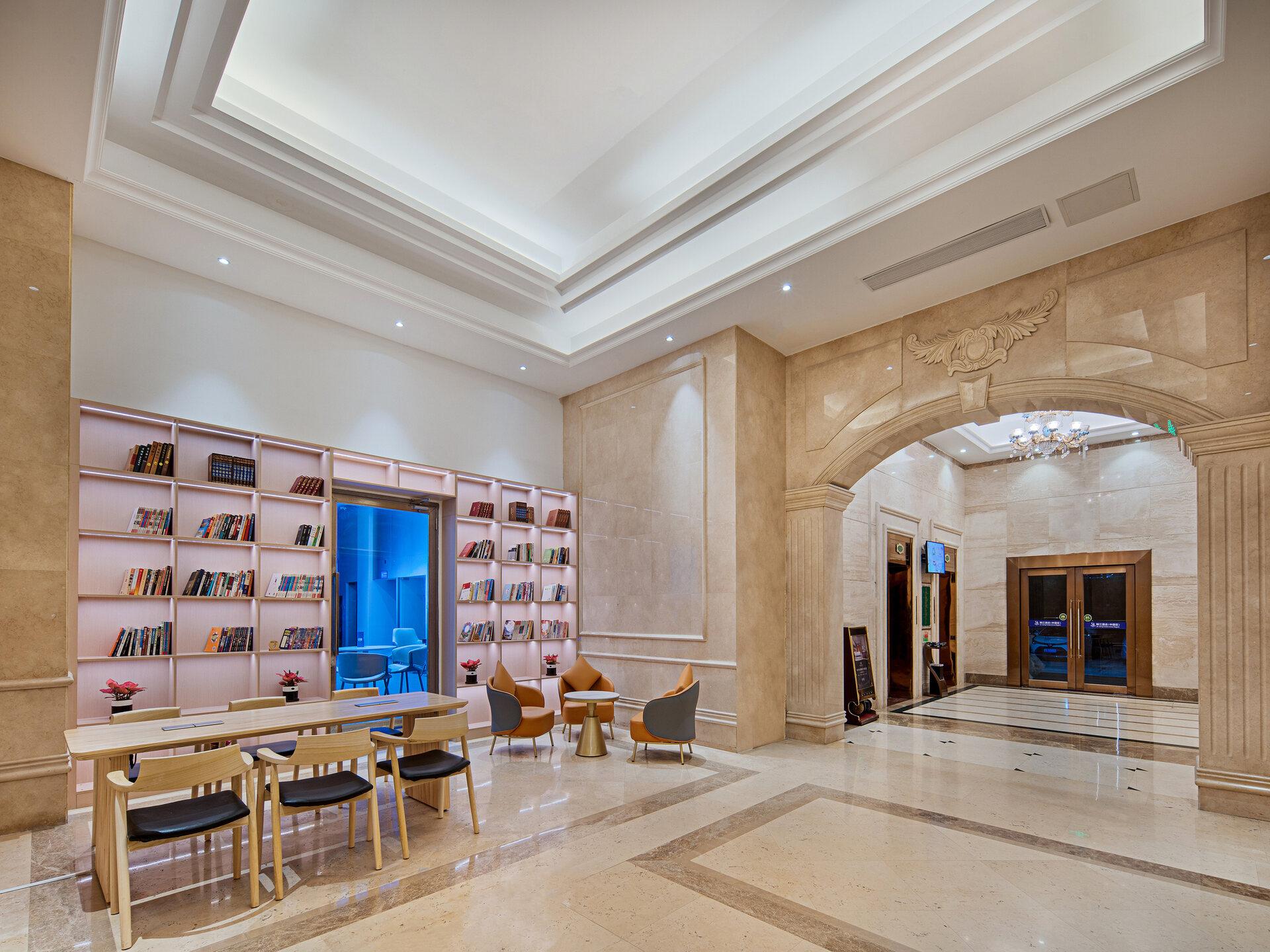 Vienna International Hotel (Shenzhen Pinghu Metro Station) 24/34